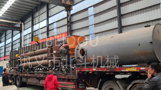 客戶(hù)定制的環(huán)保型連續(xù)木屑炭化爐裝車(chē)完畢發(fā)往四川